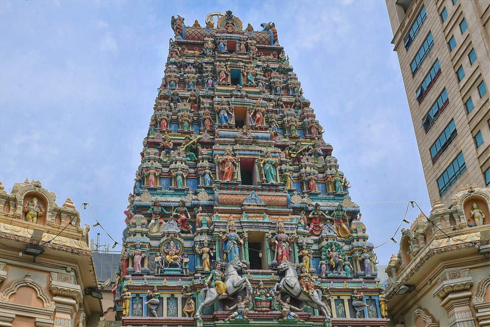 Mặt trước của đền là tòa Gopuram 5 tầng.