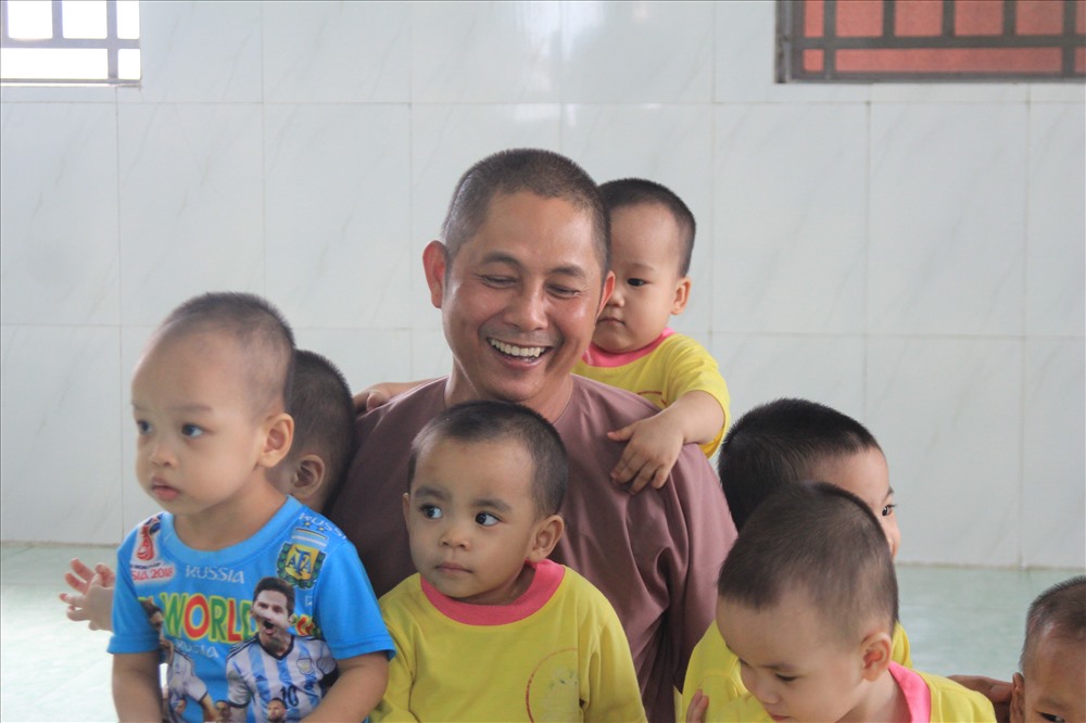 Cha Lâm bên những đứa con bị bỏ rơi tại mái ấm Phúc Lâm, Đồng Nai.