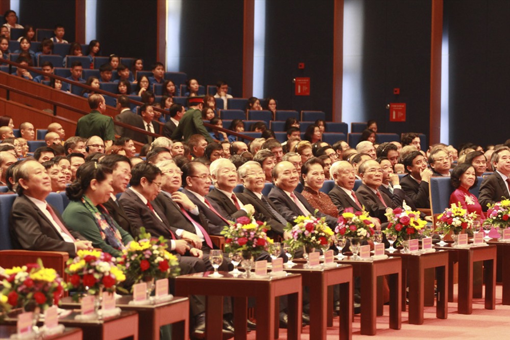 Tổng Bí thư, Chủ tịch Nước Nguyễn Phú Trọng cùng các đồng chí lãnh đạo Đảng, Nhà nước, các đồng chí nguyên lãnh đạo Đảng, Nhà nước tham dự lễ kỷ niệm sáng 30.8. Ảnh T.Vương