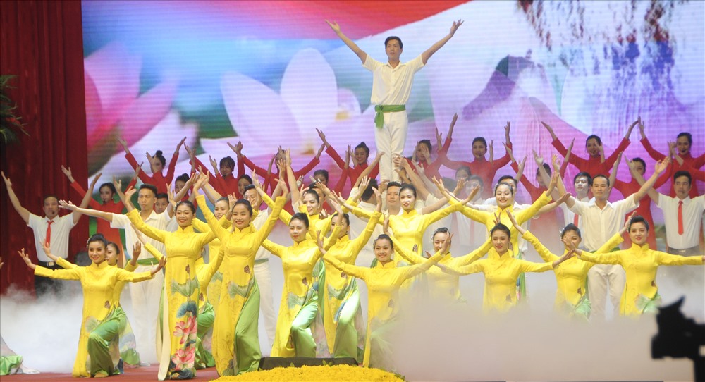 Chương trình nghệ thuật ca ngợi Đảng, ca ngợi công lao của Bác Hồ trong lễ kỷ niệm. Ảnh T.Vương