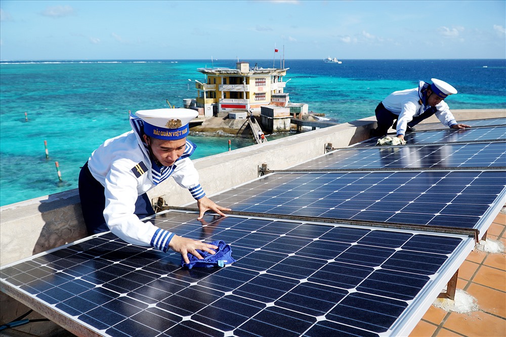 Tác phẩm “Chiến sĩ trên đảo Trường Sa vệ sinh, bảo trì hệ thống năng lượng mặt trời” (Tác giả: Hồ Bá Thi) đạt giải Nhì