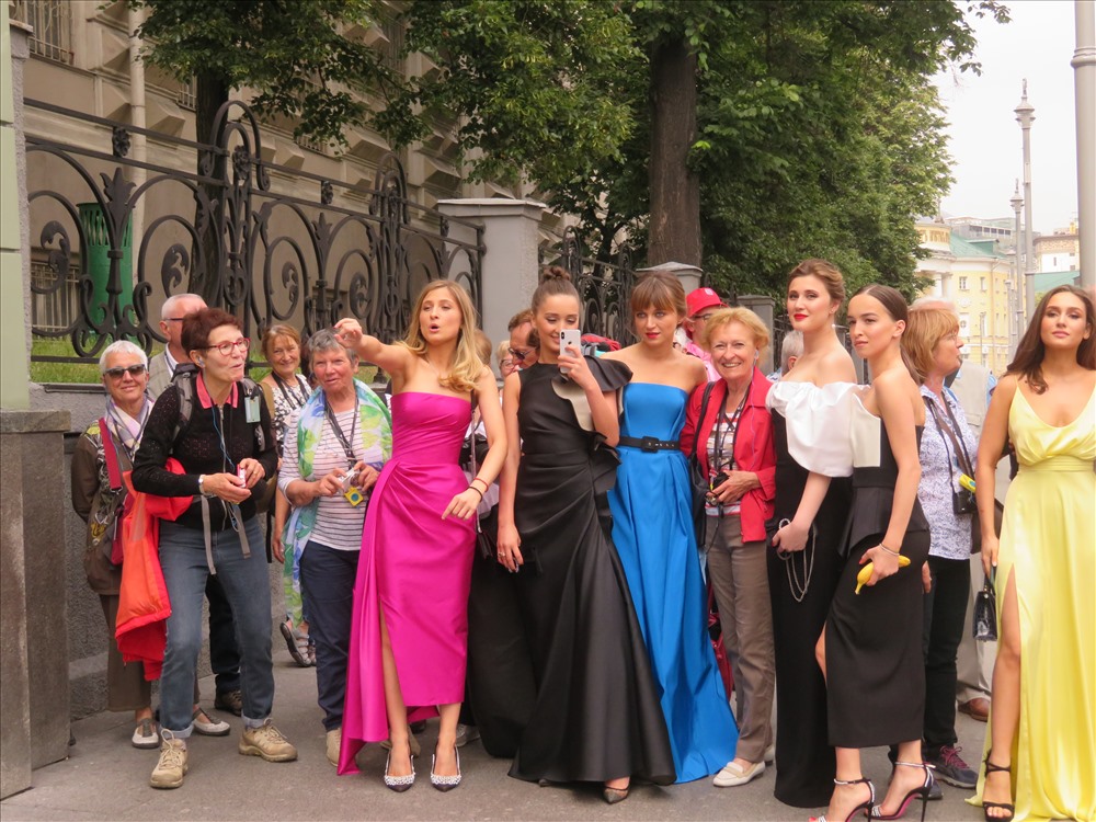 Mátxcơva, trước cửa Khoa Báo - MSU, nhà số 9, phố cổ Mokhovaya, vẻ đẹp của người mẫu - thiếu nữ Nga thu hút khách du lịch.