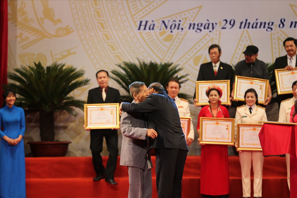 Thủ tướng Nguyễn Xuân Phúc trao cái ôm xúc động tới Nghệ sĩ nhân dân Trần Hạnh. Ảnh: Sơn Tùng.
