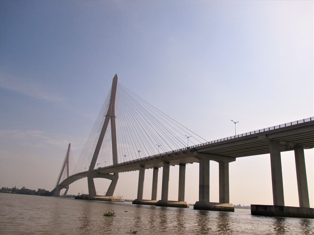 Cầu Cần Thơ nối liên TP.Cần Thơ và tỉnh Vĩnh Long. Được khởi công xây dựng từ năm 2004 và khánh thành năm 2010.  Đây là cây cầu dây văng có nhịp chính dài nhất Việt Nam và khu vực Đông Nam Á, có tổng chiều dài toàn tuyến là 15,85 km. Ảnh: B.T