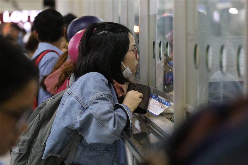 Hành khách mua vé xe về quê ở bến xe Miền Đông