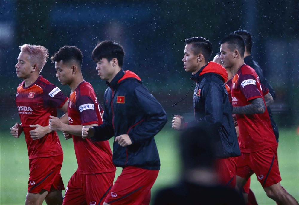 Do ảnh hưởng của mưa bão, đội tuyển Việt Nam gặp không ít khó khăn trên sân tập. Mặc dù vậy, toàn đội vẫn nỗ lực rèn luyện bất chấp cơn mưa nặng hạt chiều 30.8. Ảnh: Hải Đăng