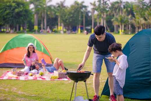 Cắm trại, nướng BBQ ngoài trời là hoạt động gắn kết, mang đến thật nhiều trải nghiệm mới mẻ cho các thành viên gia đình.