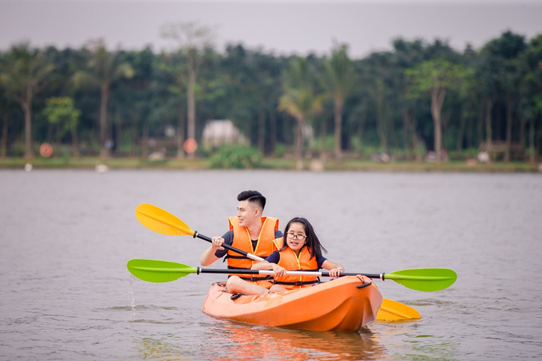 Không gian mặt nước rộng lớn tại Hồ Thiên nga thích hợp cho các gia đình trải nghiệm khám phá bằng thuyền kayak.
