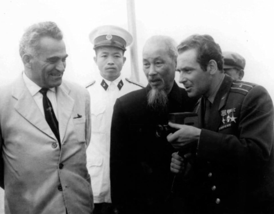Chủ tịch Hồ Chí Minh, Đại sứ Liên Xô tại Việt Nam và anh hùng phi công vũ trụ Titov trên vịnh Hạ Long