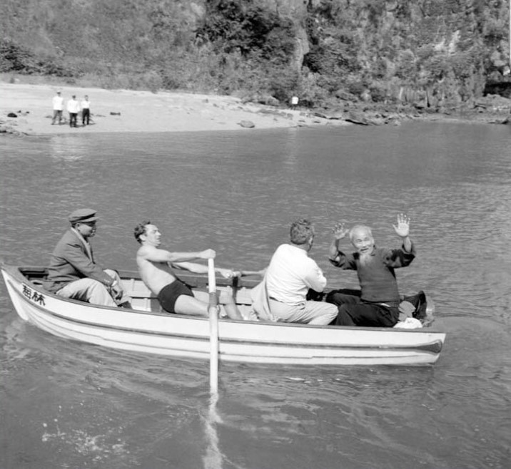 Chủ tịch Hồ Chí Minh, Đại sứ Liên Xô tại Việt Nam trên xuồng do đích thân Titov chèo, ghé vào một hòn đảo trên vịnh Hạ Long mà sau đó được Người đặt tên đảo là Titov.