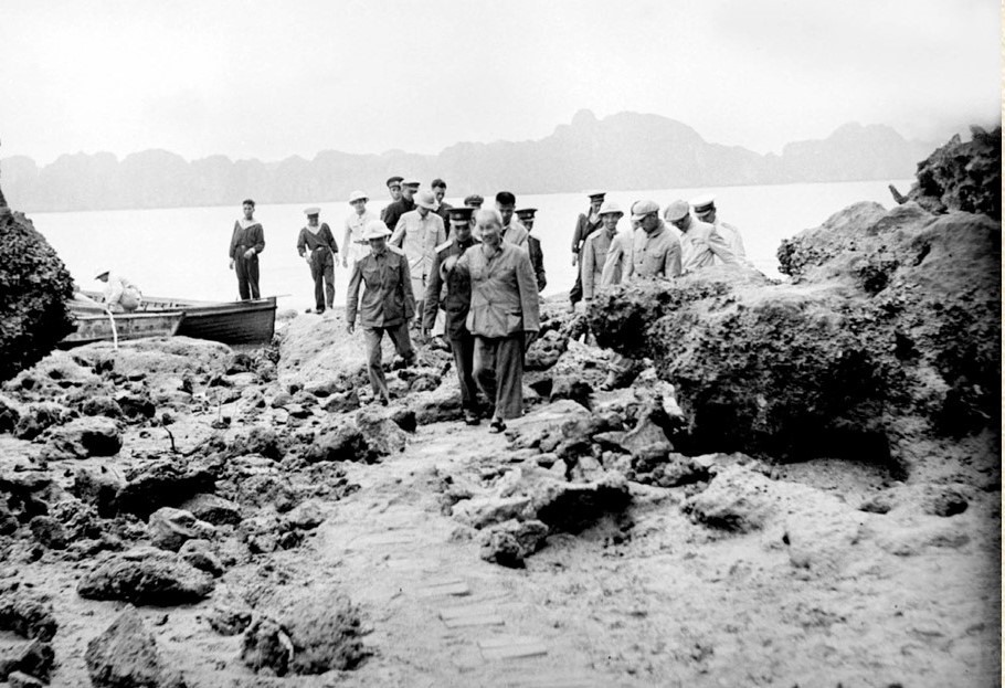 Chủ tịch Hồ Chí Minh thăm cán bộ, chiến sĩ đóng quân ở đảo Hòn Rồng trên vịnh Hạ Long ngày 31.3.1959