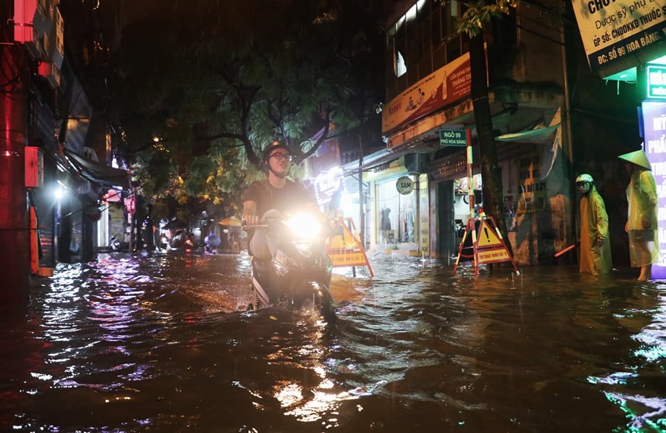 Nước ngập khiến việc đi lại của người dân gặp nhiều khó khăn.