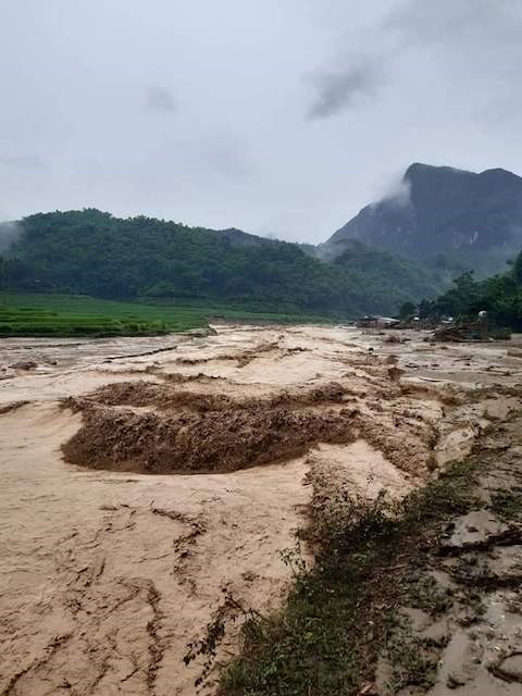 Dòng nước lũ hung hãn chảy qua bản Na Sá, xã Na Mèo, huyện Quan Sơn. Ảnh: BCĐ TW Phòng, chống thiên tai.