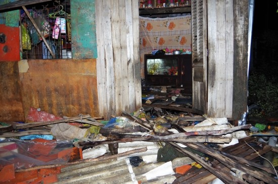 Một căn nhà dân tại Thị trấn Sông Đốc, huyện Trần Văn Thời bị thiệt hại do mưa lớn, gió mạnh (ảnh Lê Khoa)