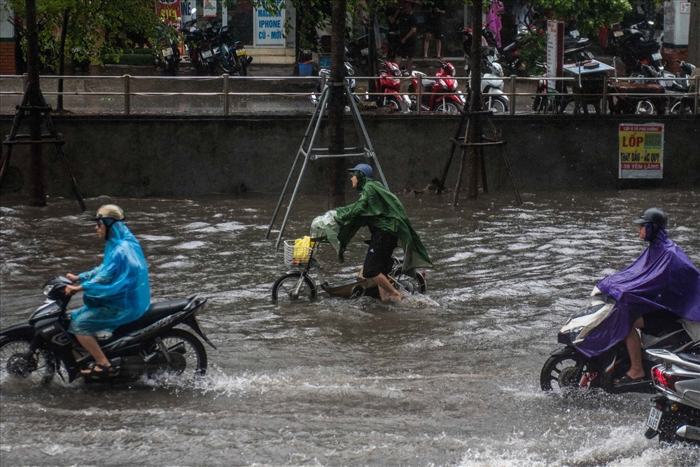 Hôm qua nhiều tuyến phố Hà Nội và các tỉnh miền Bắc chìm trong biển nước. Ảnh: Hà Phương.