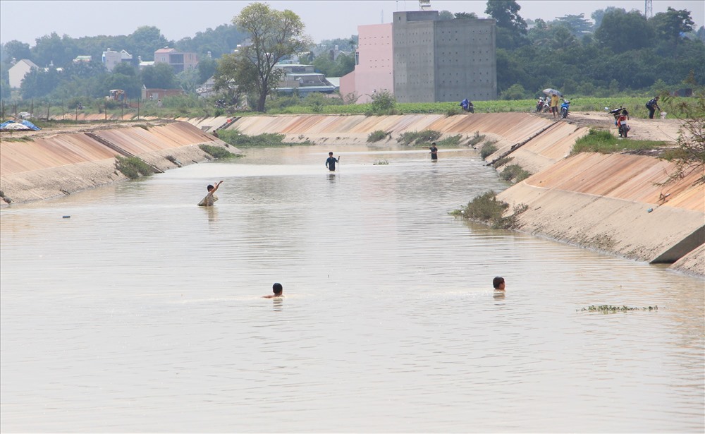 Vào mua mưa, suối Giữa chảy từ sân Golf ra sông Sài Gòn nước sạch và có nhiều cá.