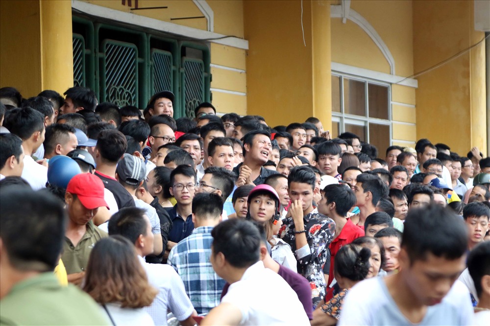 Sức nóng của trận đấu giữa Nam Định và HAGL đã tạo ra một sơn sốt vé. Theo kênh phân phối qua Hội CĐV Nam Định, số lượng 4.500 vé sẽ được bán trực tiếp tại văn phòng hội ở sân Thiên Trường đã hết trong hơn 1 ngày.