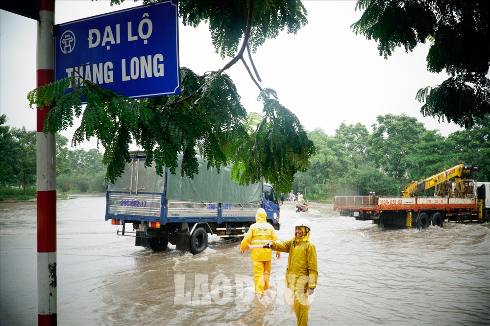 Theo Công ty TNHH MTV Thoát nước Hà Nội cho biết, do mực nước trên sông Nhuệ cao, nên nước tại những điểm ngập úng trên Đại lộ Thăng Long vẫn chưa thể rút ngay như những nơi khác.