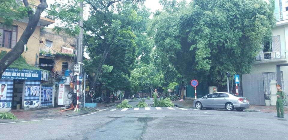 Đường Hồ Xuân Hương có cây sắp đổ ngang đường, lực lượng chức năng ngăn không cho các phương tiện lưu thông để tránh nguy hiểm