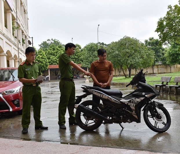 Đối tượng Nguyễn Quốc Thái cùng tang vật bị bắt giữ tại cơ quan điều tra. Ảnh: NT