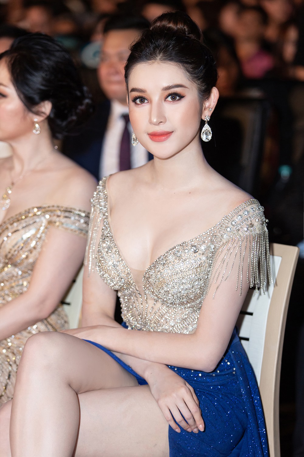 Người đẹp là khách mời trao dải băng đại diện cho Việt Nam tham dự cuộc thi Hoa hậu Liên lục địa“.