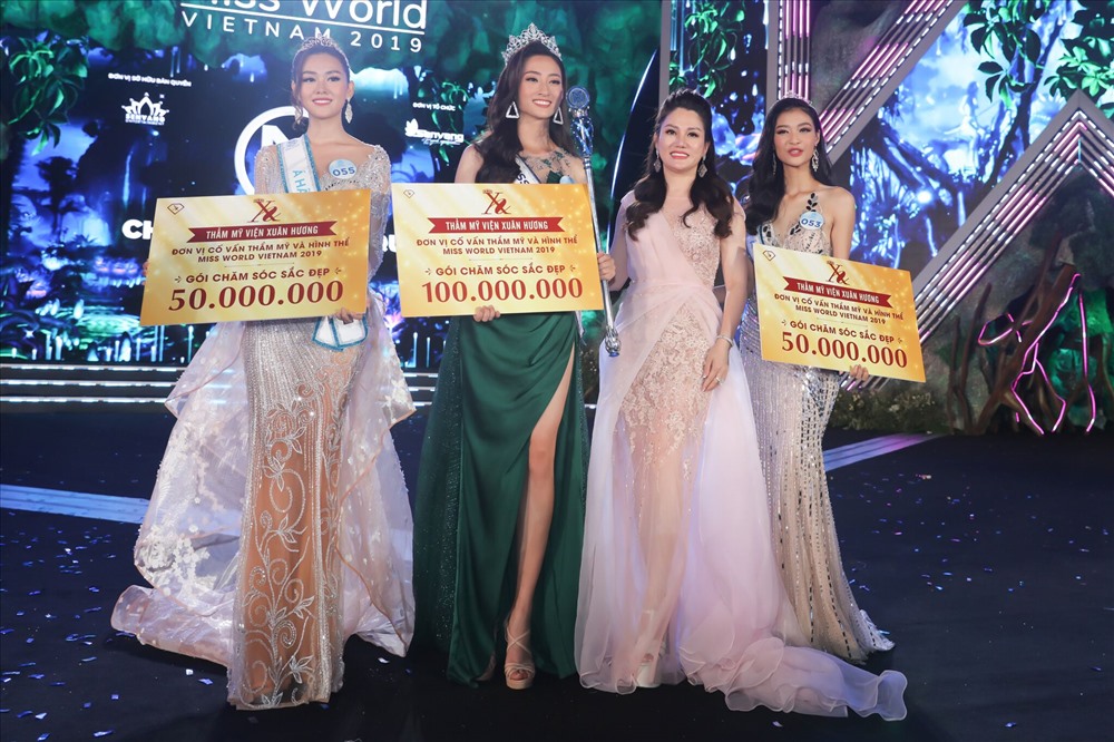 Hoa hậu Doanh nhân Xuân Hương bên Top 3 “Miss World Vietnam“. Ảnh: NVCC.