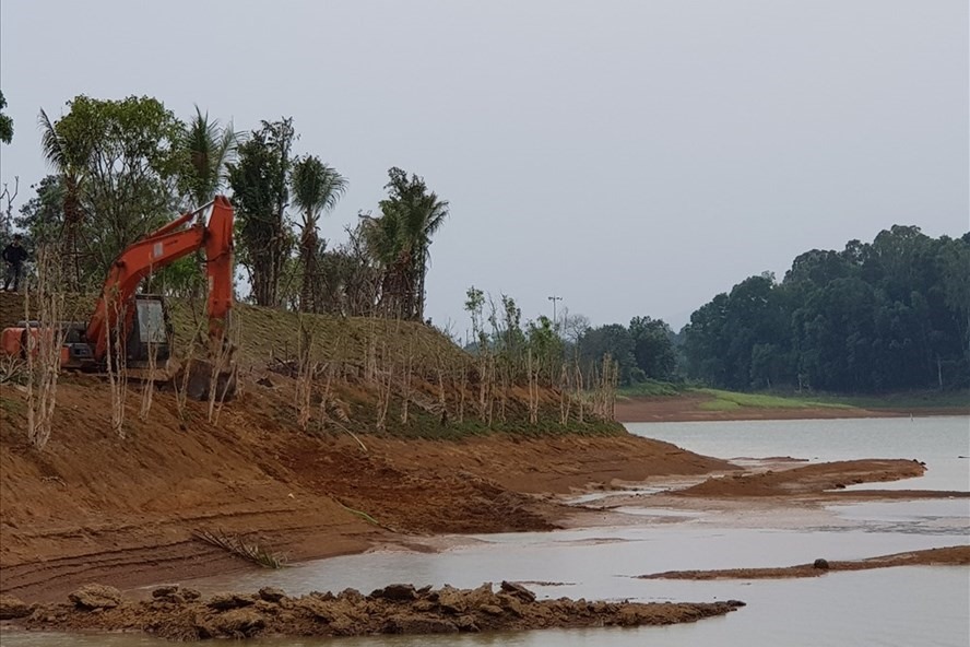 Tại khu đất đồi Mơ, hộ cá nhân bà Lê Thị Thu Hiền đã san ủi 350m3 đất xuống hồ, đến ngày 5.7, số đất này đã được múc lên.