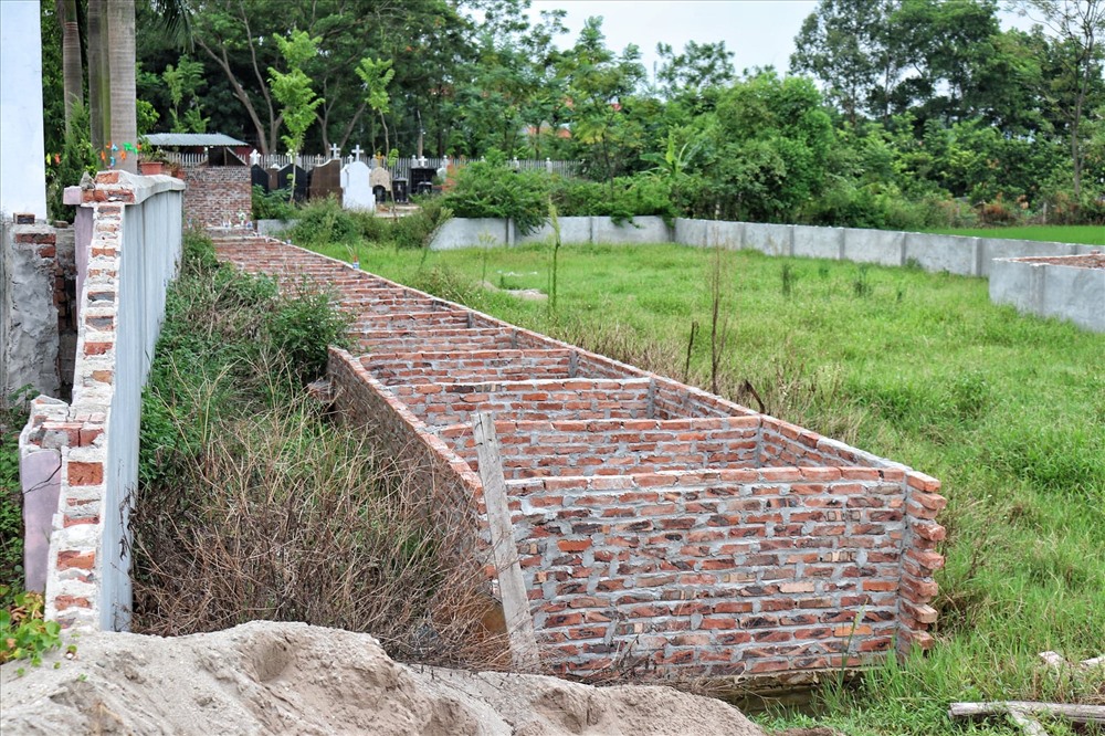 Nghĩa trang quá tải, nhiều người dân xóm Bến Cốc phải tiến hành mở rộng các ô để chôn tập thể.