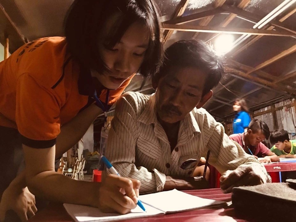 Bạn Đỗ Thị Hải Yến – một chiến sĩ trong đoàn sinh viên tình nguyện của Đại học Lạc Hồng đang dạy chữ cho các học viên.
