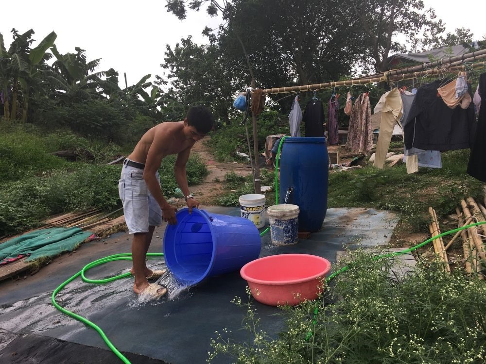 Anh Nguyễn Ngọc Bảo tranh thủ thời gian lọc nước sạch cho gia đình sử dụng. Ảnh: QT.