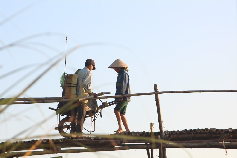 Bề ngang của cầu khá nhỏ nên mỗi khi giao nhau thì một bên phải dừng lại nhương bên kia đi tiếp.