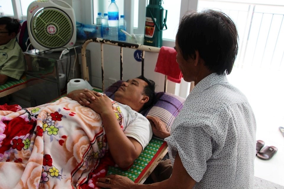 Đại úy Nguyễn Đức Nhã bị thương, cấp cứu tại Bệnh viện Đa khoa tỉnh Bình Định. Ảnh Đ.V