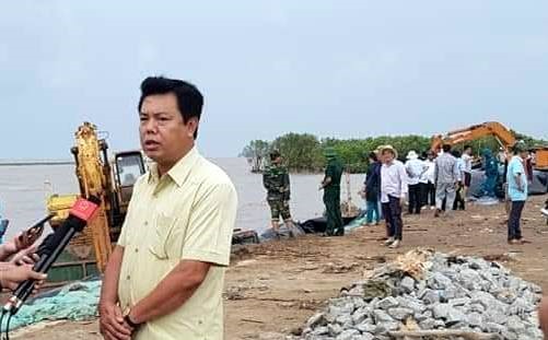Chủ tịch UBND tỉnh Cà Mau Nguyễn Tiến Hải có mặt tại điểm nóng sạt lở đê biển Tây (ảnh CTV)