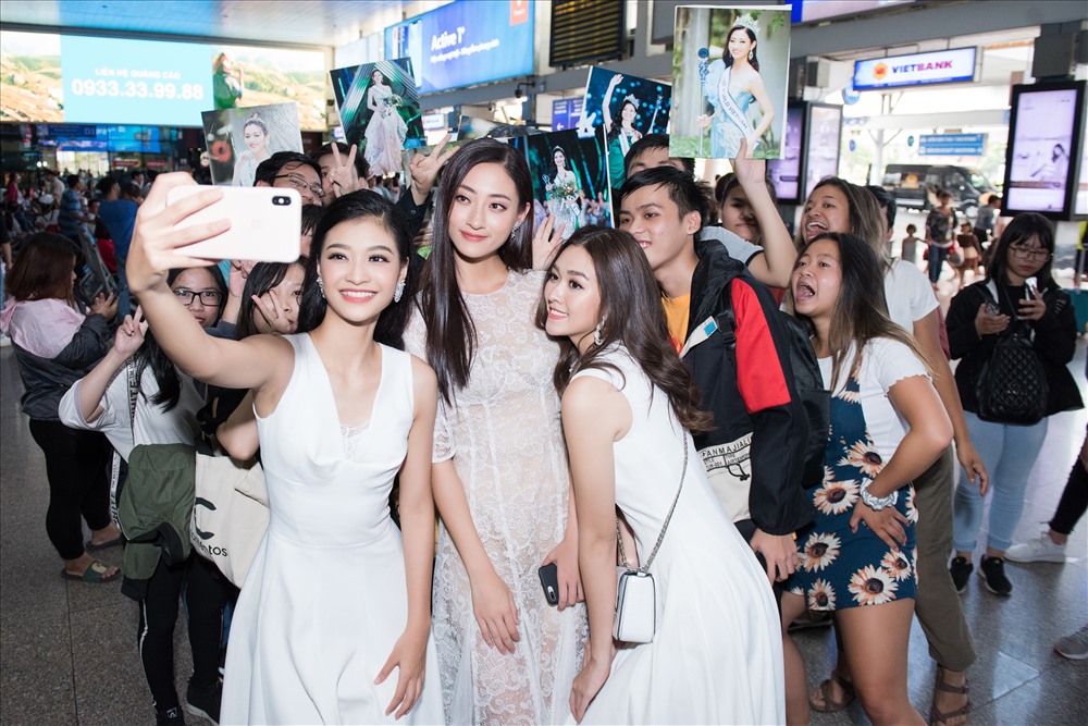 Top 3 Miss World Việt Nam hào hứng chụp ảnh cùng người hâm mộ. Ảnh: MWVN.