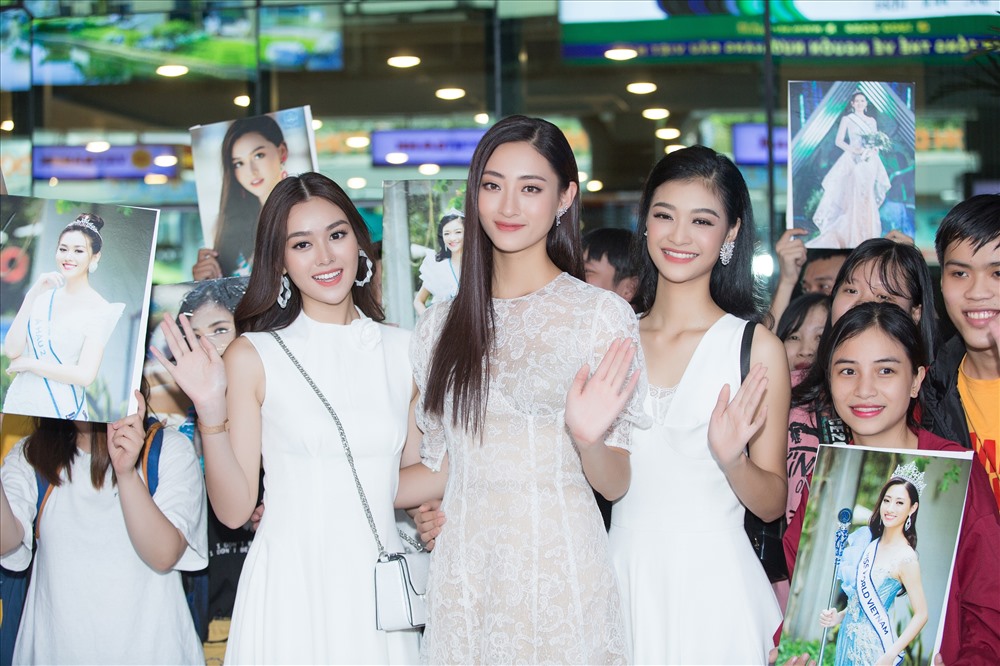 Ngay từ khi xuất hiện, rất đông khán giả đã nhận ra top 3 Miss World Việt Nam. Nhiều người tỏ ra thích thú và chụp ảnh cùng Hoa hậu Lương Thuỳ Linh và  2 Á hậu. Ảnh: MWVN.