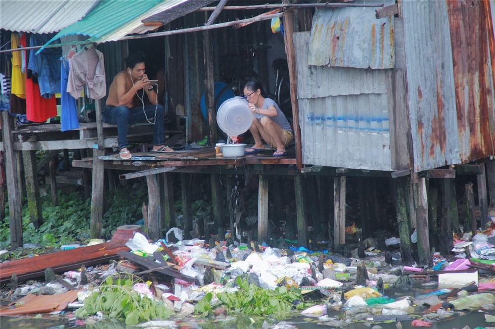 Từ nhiều năm nay các hộ dân vẫn làm nhà vệ sinh, nơi tắm rửa, giặt giũ... và xả thẳng xuống rạch khiến tình trạng ô nhiễm ngày càng trầm trọng.