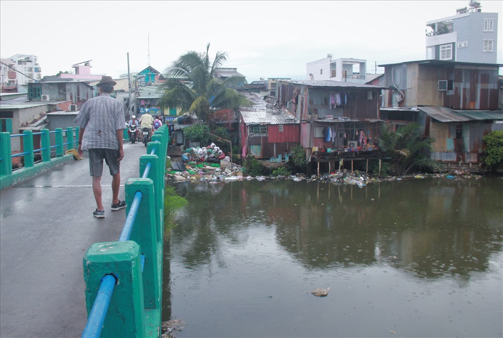 Hai bên dòng kênh Xuyên Tâm có khoảng 1.600 hộ dân sinh sống và hằng ngày đối mặt với rác thải và mùi hôi thối