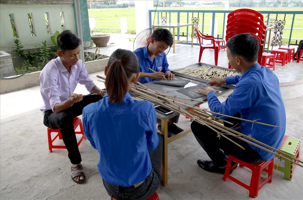 các thành viên của nhóm tập trung để hoàn thiện sản phẩm giao cho khách. Ảnh: Trường An