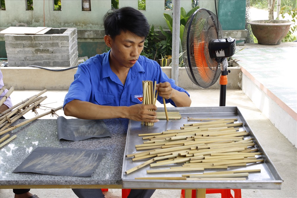 Những sản phẩm ống hút trúc trong công đoạn mài nhẵn hai đầu ống. Ảnh: Trường An