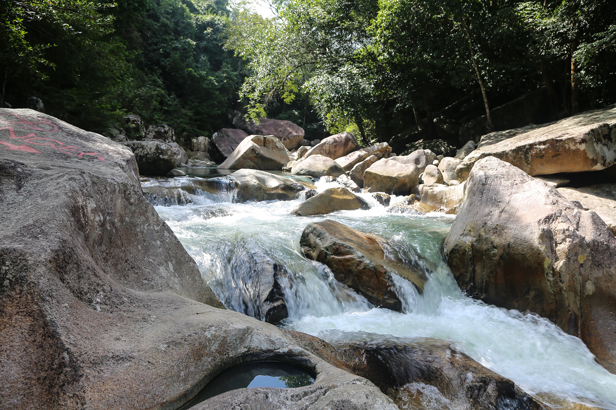 Suối Ba Hồ - Vẻ đẹp tuyệt mỹ, sự kết hợp của ba hồ nước tuyệt đẹp nằm gần nhau.