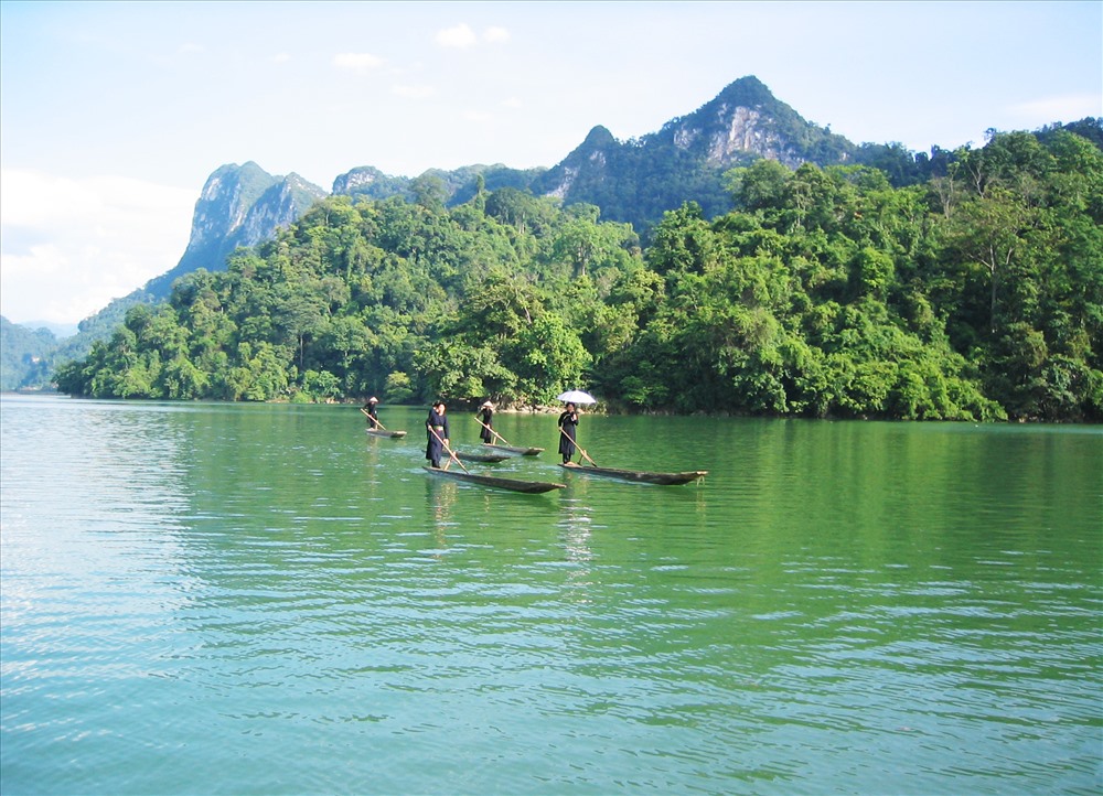 Hồ Ba Bể từ trước đến nay luôn nổi tiếng vì vẻ đẹp hoang sơ và hùng vĩ của mình.