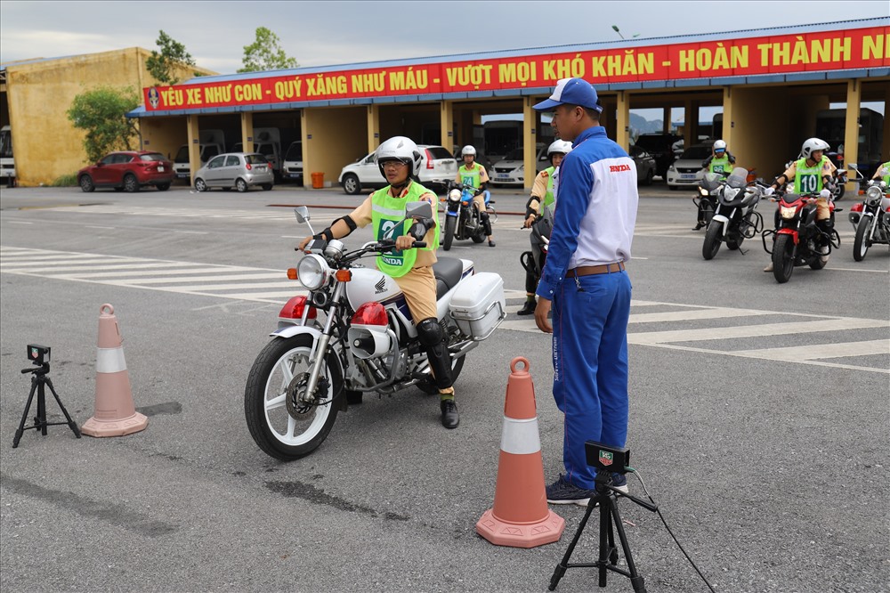 Các HDV Honda Việt Nam hướng dẫn các CBCS Cục CSGT thực hiện bài đánh giá tổng hợp. Ảnh: Honda VN