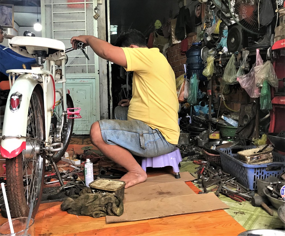 Có gì đặc biệt bên trong 40 mét vuông tiệm sửa xe đạp cổ?