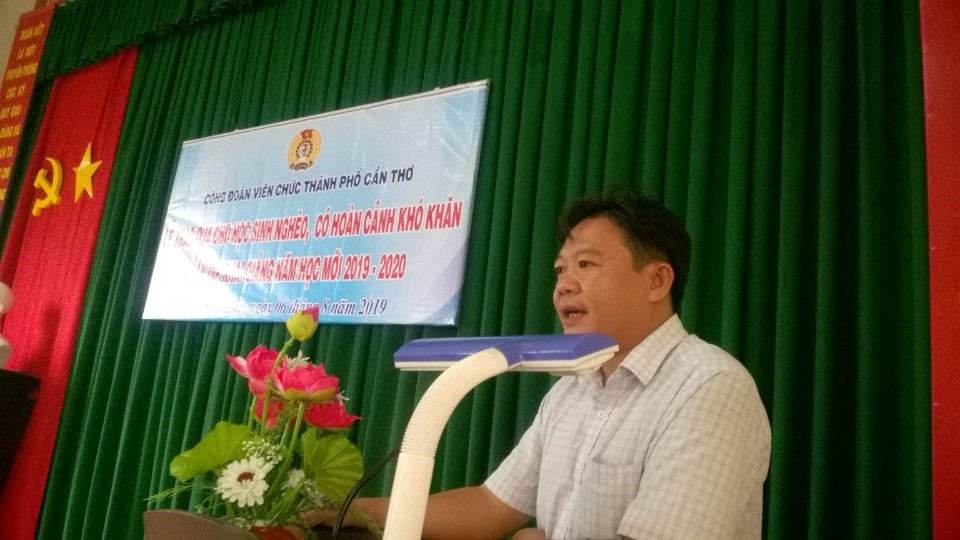 ông Trần Long Hồ – Chủ tịch UBND xã Trường Thành phát biểu tại buổi lễ trao quà và cảm ơn đoàn công tác và các nhà hảo tâm. Ảnh: Thành Nhân