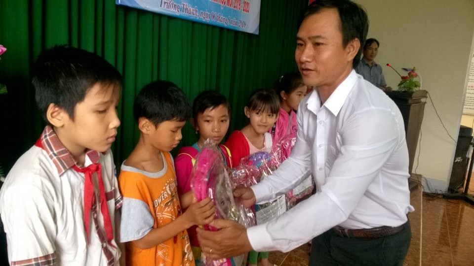 Ông Nguyễn Công Toàn trao quà cho các em học sinh nghèo, có hoàn cảnh khó khăn. Ảnh: Thành Nhân