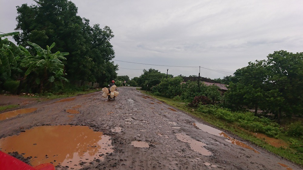 Từ trung tâm huyện Ea Súp để vào xã Ea Lê, người dân phải gặp nhiều khó khăn vì đường xá hư hỏng.