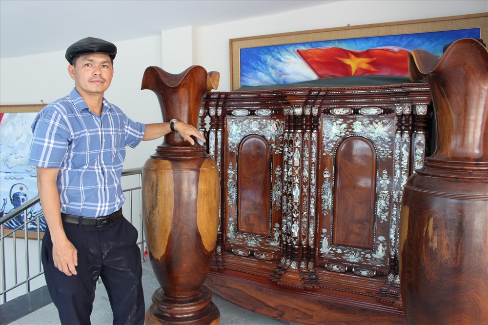 Chiếc tủ thờ Gò Công do LĐLĐ tỉnh Tiền Giang tặng khu tưởng niệm.