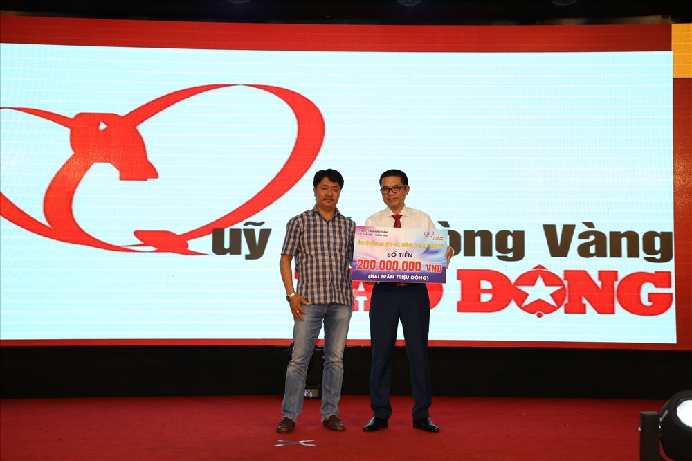 Thông qua chương trình, anh Nguyễn Vũ Long - Giám đốc Cty TNHH Hồng Thắng (Sầm Sơn) - đã ủng hộ đồng bào Quan Sơn, Mường Lát 200 triệu đồng.
