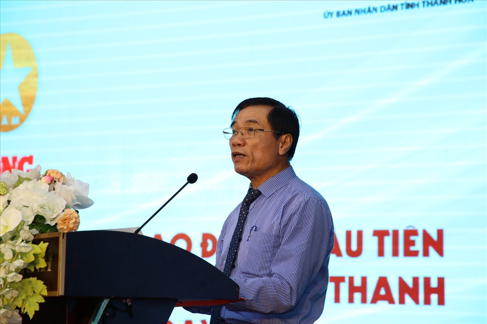 Đồng chí Phạm Đăng Quyền - Phó Chủ tịch UBND tỉnh Thanh Hóa - chúc mừng Báo Lao Động kỷ niệm 90 năm xuất bản số đầu tiên
