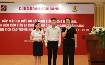 Bà Nguyễn Thị Phượng, Phó Tổng Giám đốc Agribank gặp mặt con em cán bộ Agribank có thành tích trong học tập